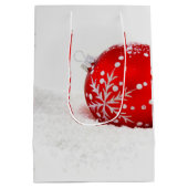 Roter Weihnachtsball mit Schneeflocke Mittlere Geschenktüte (Rückseite)