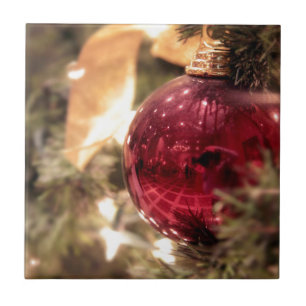 roter Weihnachtsbaumschmuck festlich Fliese