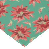 Roter Weihnachtskaktus Blume auf grünem Muster Tischdecke (Schrägansicht)