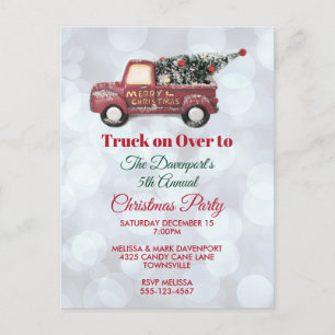 Roter Weihnachtslieferwagen mit Postkarte