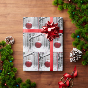 Roter Weihnachtsschmuck an schneebedecktem Ast Geschenkpapier