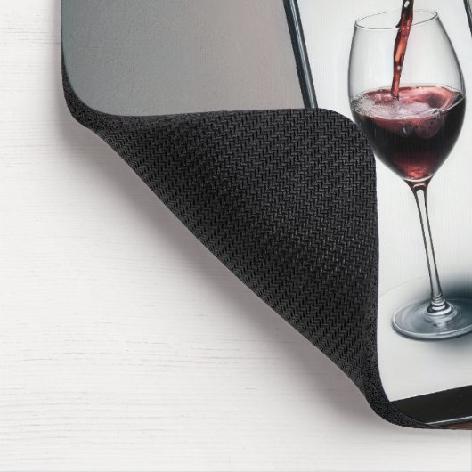 Roter Wein, der in ein Smartphone strömt Mousepad (Ecke)