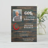 Roter Wein Holz 60. Geburtstag Überraschung Party  Einladung (Stehend Vorderseite)