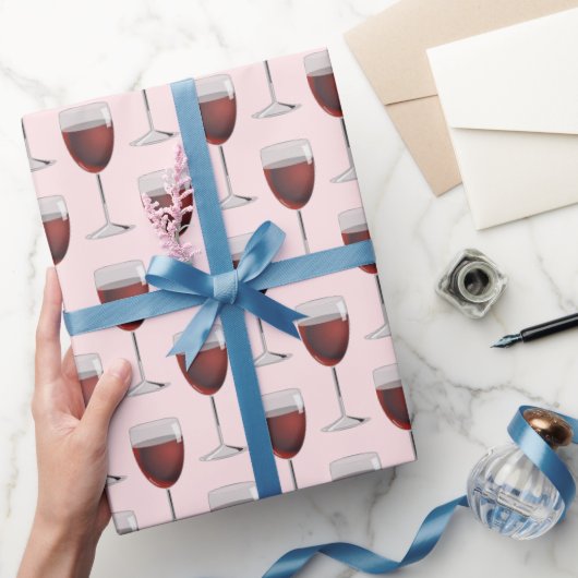 Roter Wein in Rosa Geschenkpapier (Schenken)