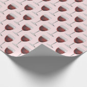 Roter Wein in Rosa Geschenkpapier (Ecke)