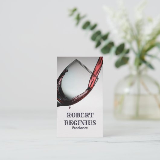 Roter Wein in Weinglas eingegossen Visitenkarte (Stehend Vorderseite)