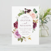 Roter Wein und Blush Blumenrahmen Hochzeit Einladung (Stehend Vorderseite)