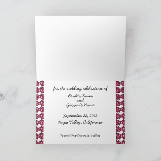 Roter Weingarten Hochzeit Sichern Sie die Datumska Ankündigung (Innenseite)