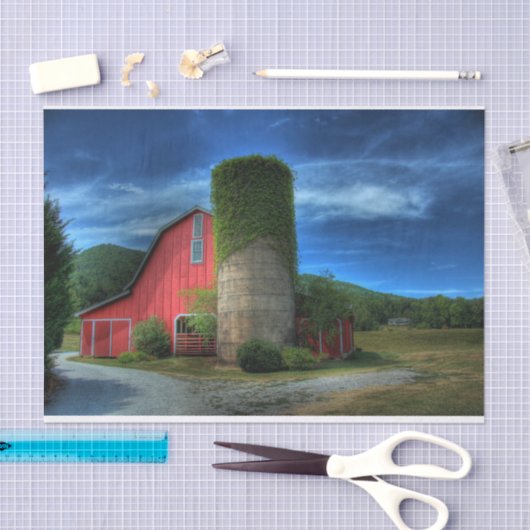 Roter Weinstall im Sturmhimmel Seidenpapier (Handwerk)