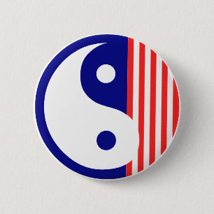 Roter weißer und blauer Yin Yang Knopf Button