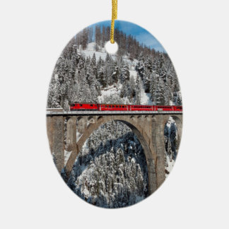 Roter Zug-Kiefern-Schnee bedeckte Berge die Keramik Ornament