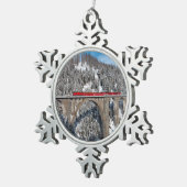 Roter Zug-Kiefern-Schnee bedeckte Berge die Schneeflocken Zinn-Ornament (Rechts)