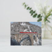 Roter Zug Pine Snow Covered Mountains Schweiz Postkarte (Stehend Vorderseite)