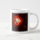 Roter Zwergstern, der von einem hypothetischen Exo Jumbo-Tasse (Rechts)