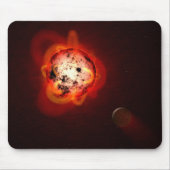 Roter Zwergstern, der von einem hypothetischen Exo Mousepad (Vorne)