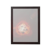 Roter Zwergstern, der von einem hypothetischen Exo Notizblock (Rotiert)