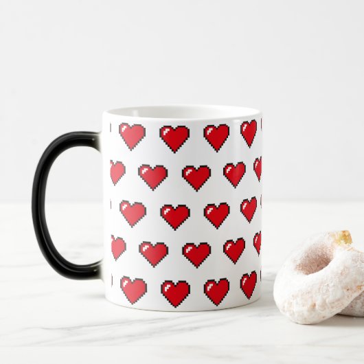 Rotes 8-Bit-Pixel-Herzmuster Verwandlungstasse (Mit Donut)