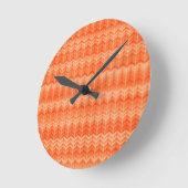 Rotes abstraktes Zickzacktextilmuster Runde Wanduhr (Winkel)