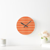 Rotes abstraktes Zickzacktextilmuster Runde Wanduhr (Zuhause)