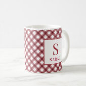 Rotes Argyle-Karomuster Monogramm Name Kaffeetasse (VorderseiteRechts)