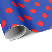 Rotes auf blauem Polka-Punkte-Musterdesign  Geschenkpapier (Rolleneckpunkt)