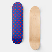 Rotes auf blauem Polka-Punkte-Musterdesign  Skateboard (Vorderseite)