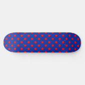 Rotes auf blauem Polka-Punkte-Musterdesign  Skateboard (Horizontal)