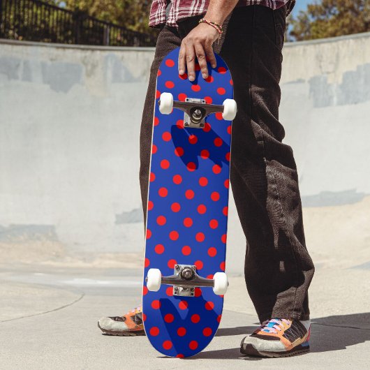 Rotes auf blauem Polka-Punkte-Musterdesign  Skateboard