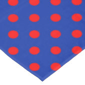 Rotes auf blaues Polka-Punkte-Musterdesign  Tischdecke (Schrägansicht)