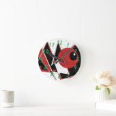 Rotes Auge sieht rund Uhr (Zuhause)