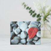 Rotes Blatt und Steine Postkarte (Stehend Vorderseite)