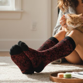 Rotes Blumenmuster auf schwarz Socken