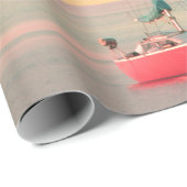 ROTES BOOT AM STRAND WÄHREND DER SONNE GESCHENKPAPIER (Rolleneckpunkt)