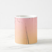 ROTES BOOT AM STRAND WÄHREND DER SONNE KAFFEETASSE (Mittel)