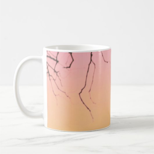 ROTES BOOT AM STRAND WÄHREND DER SONNE KAFFEETASSE (Links)