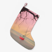 ROTES BOOT AM STRAND WÄHREND DER SONNE KLEINER WEIHNACHTSSTRUMPF (Vorderansicht (hängend))