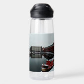 Rotes Boot, am Wasser Trinkflasche (Rückseite)