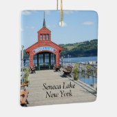 Rotes Bootshaus am Seneca-See Keramikornament (Rechts)