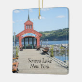 Rotes Bootshaus am Seneca-See Keramikornament (Links)
