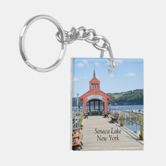 Rotes Bootshaus am Seneca-See Schlüsselanhänger (Vorderseite links)