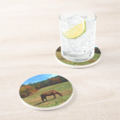 Rotes braunes Pferd, Bäume fallen, blauer Himmel Getränkeuntersetzer (Seite)