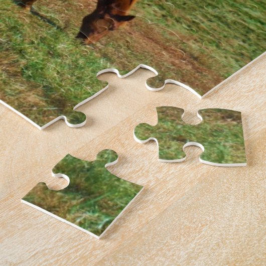 Rotes braunes Pferd, Bäume fallen, blauer Himmel Puzzle (Seite)