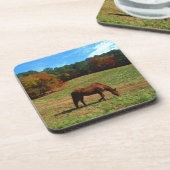 Rotes braunes Pferd, Bäume fallen, blauer Himmel Untersetzer (Linke Seite)