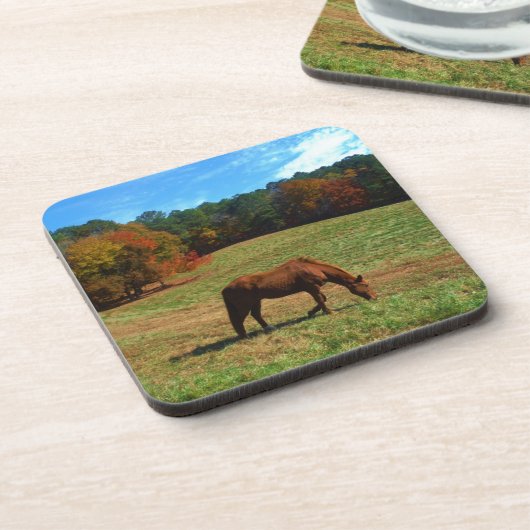 Rotes braunes Pferd, Bäume fallen, blauer Himmel Untersetzer (Linke Seite)