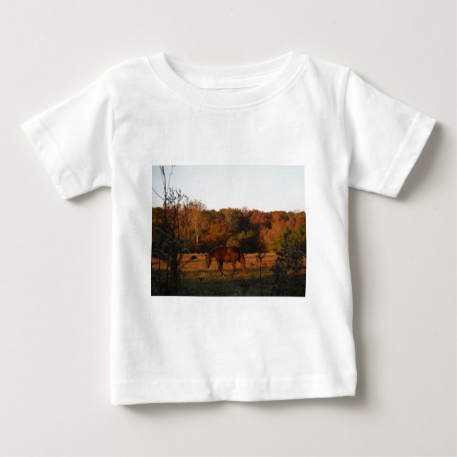 Rotes braunes Pferd, Herbstwald. Baby T-shirt (Vorderseite)