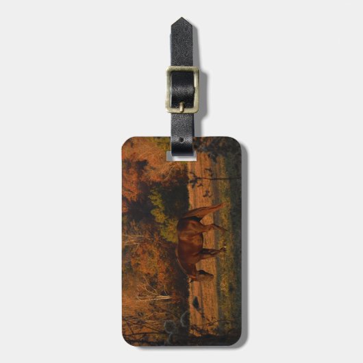 Rotes braunes Pferd, Herbstwald. Gepäckanhänger (Vorderseite vertikal)