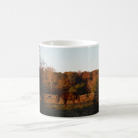 Rotes braunes Pferd, Herbstwald. Kaffeetasse (Mittel)