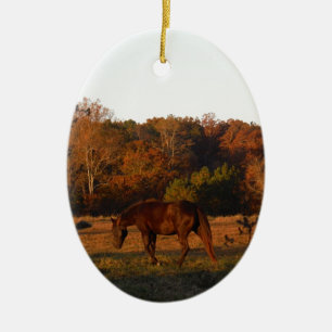 Rotes braunes Pferd, Herbstwald. Keramik Ornament