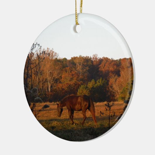 Rotes braunes Pferd, Herbstwald. Keramik Ornament (Links)