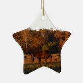 Rotes braunes Pferd, Herbstwald. Keramikornament (Rechts)